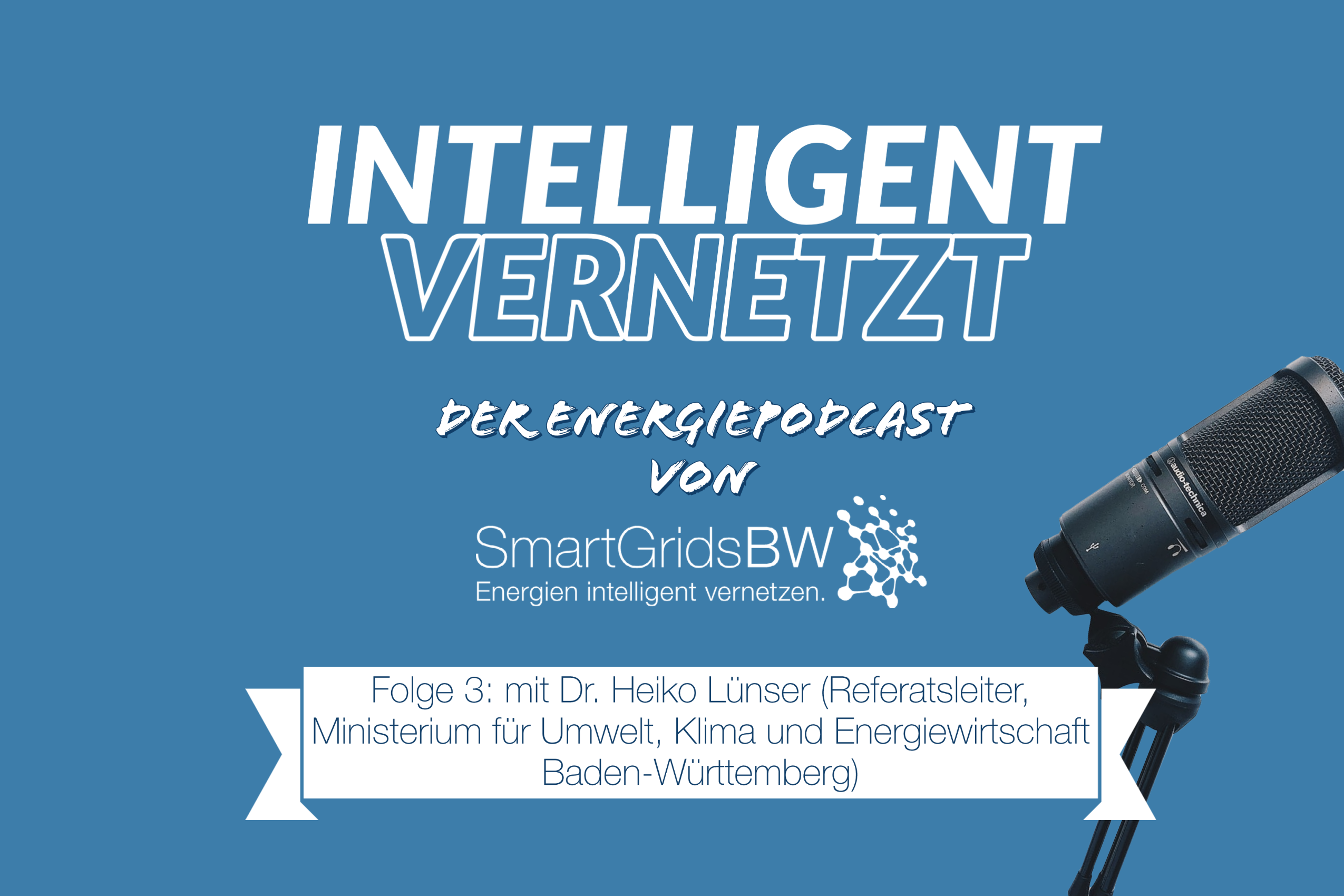 Intelligent Vernetzt - der Energiepodcast. Weiße Schrift vor blauem Hintergrund