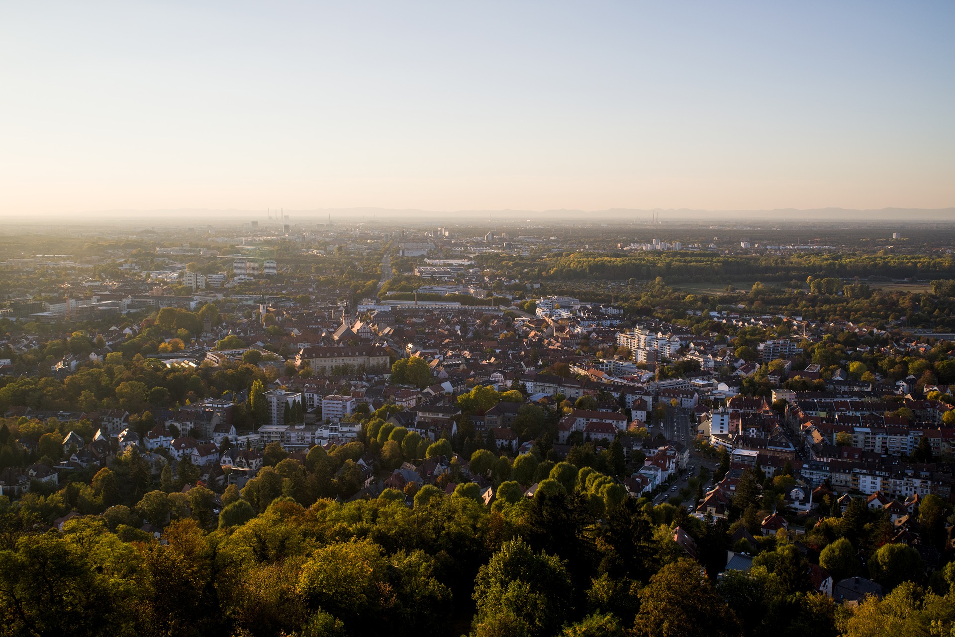 Luftbild der Stadt Karlsruhe. Im Karlsruher Osten wird das Quartiersprojekt Smart East gestartet.