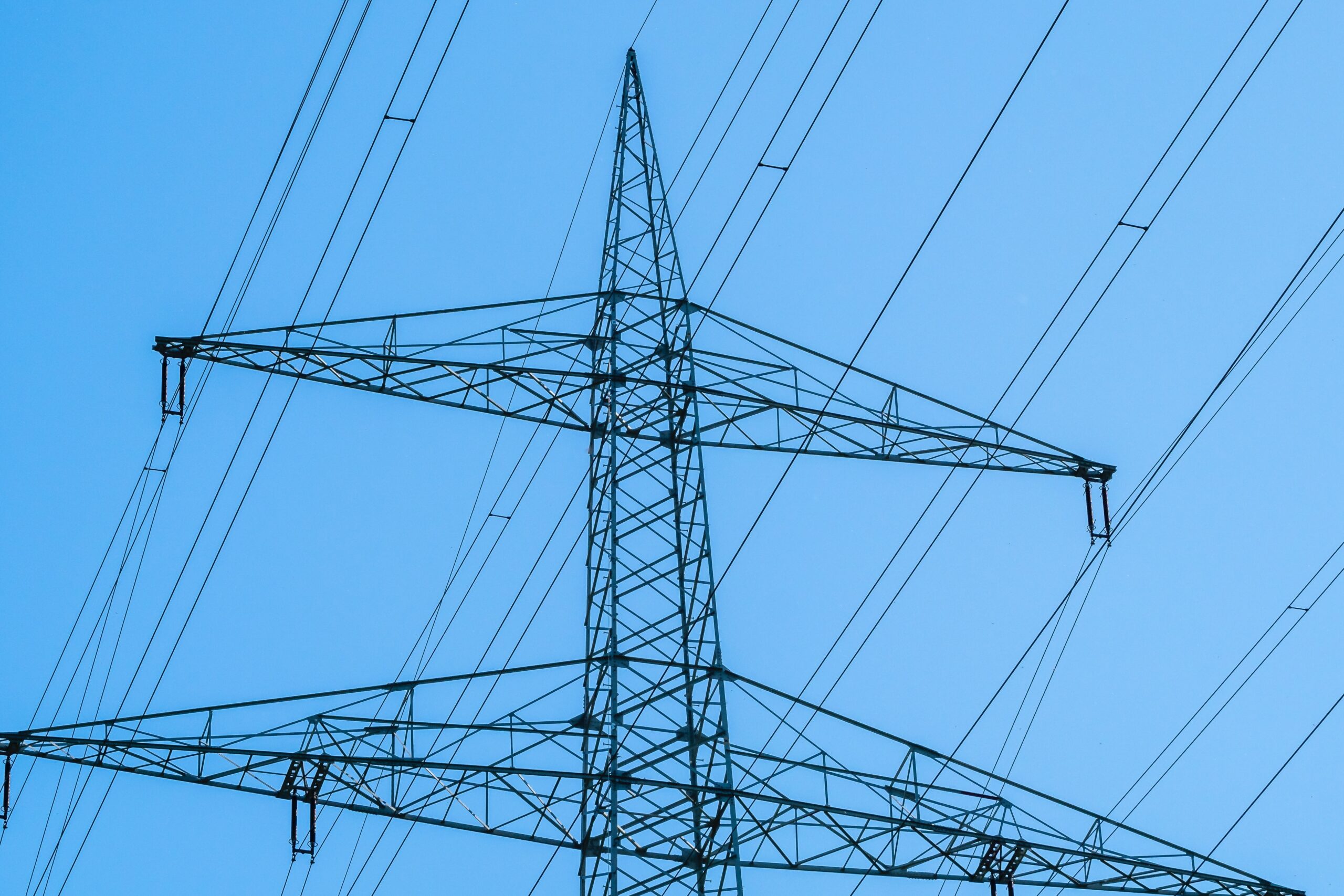 Die Digitalisierung der Verteilnetze schreitet voran. Der Branchenguide Smart Grid 2021/2022 stellt dazu Projekte, Ideen und Technologien vor.