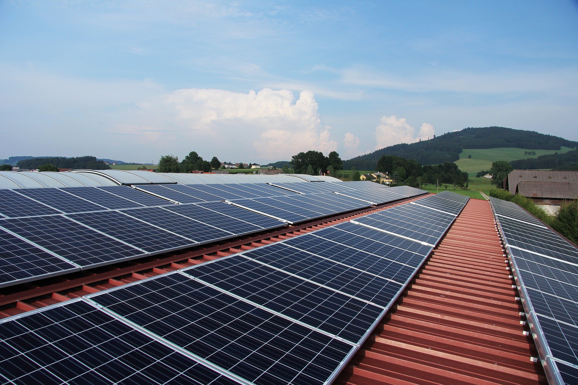 Photovoltaik: Mittels netzdienlicher Photovoltaik-Batteriespeicher kann bei Sonnenschein erzeugter Strom flexibel und zeitlich variabel genutzt werden.
