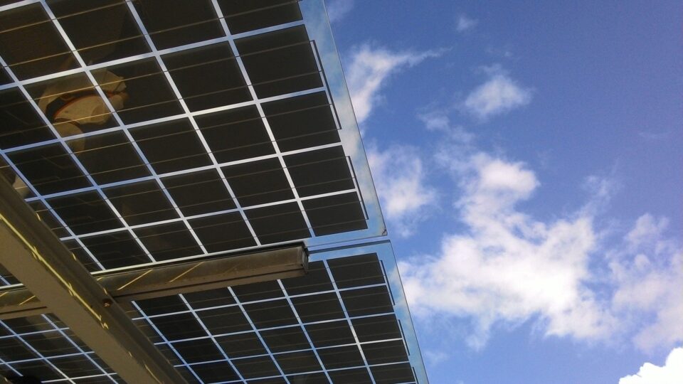PV-Anlagen: Solar-Panele zur Überdachung von Parkplätzen.