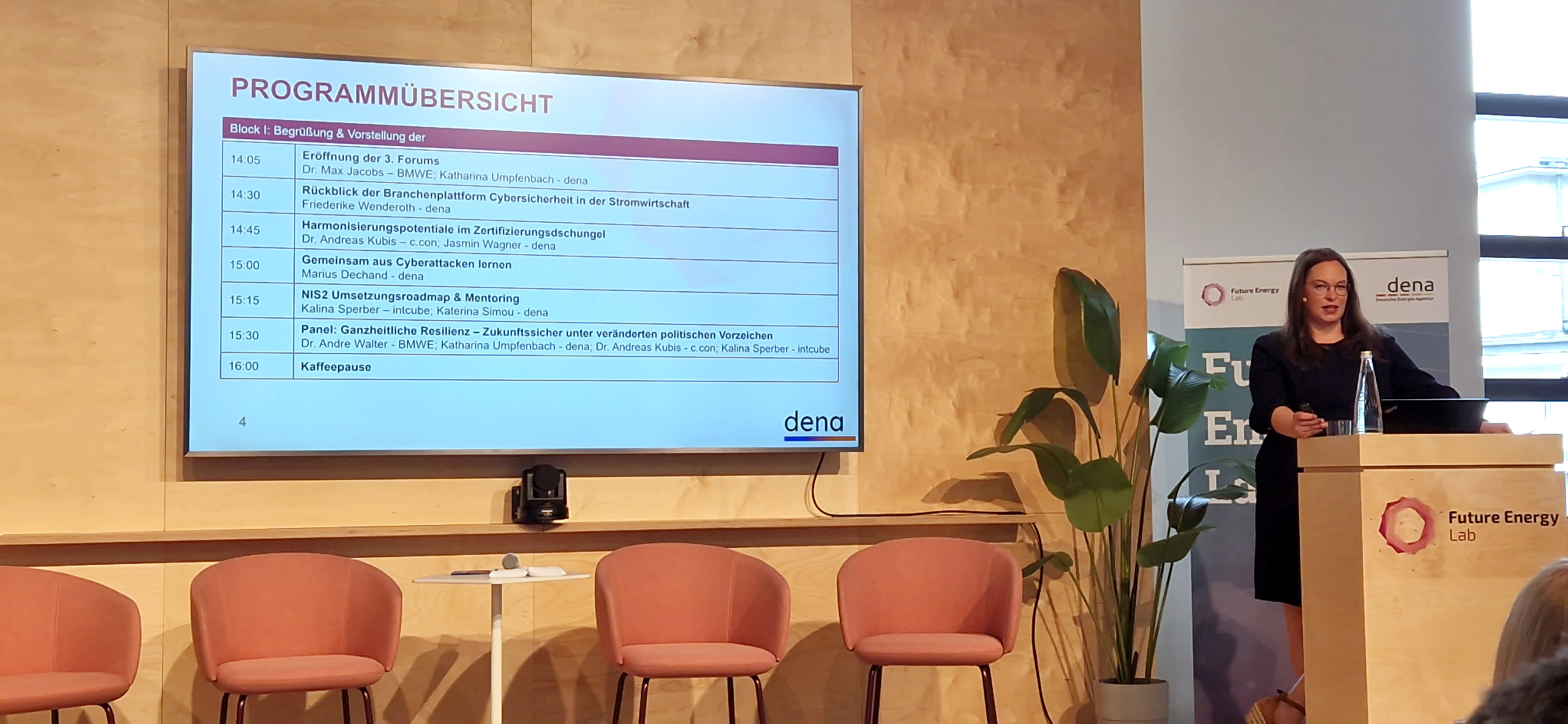 Person steht auf einer Bühne beim dena Forum
