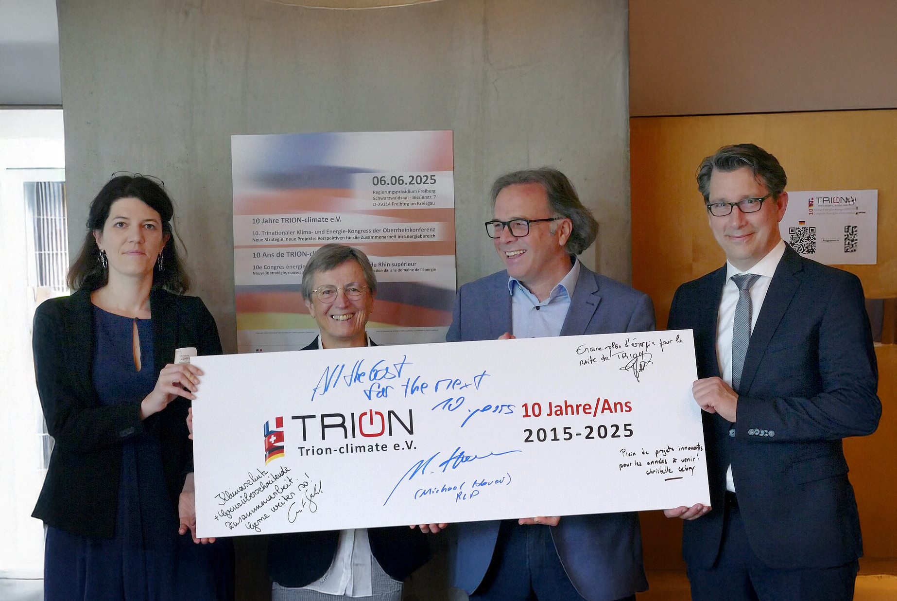 Vier Personen halten eine große Auszeichnung in der Hand bei TRION-climate