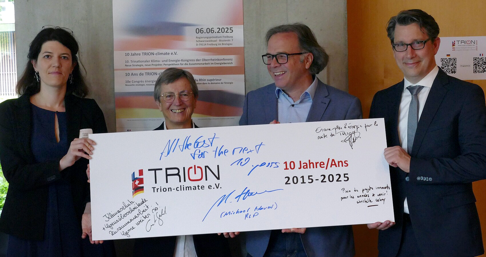 Vier Personen halten eine große Auszeichnung in der Hand bei TRION-climate