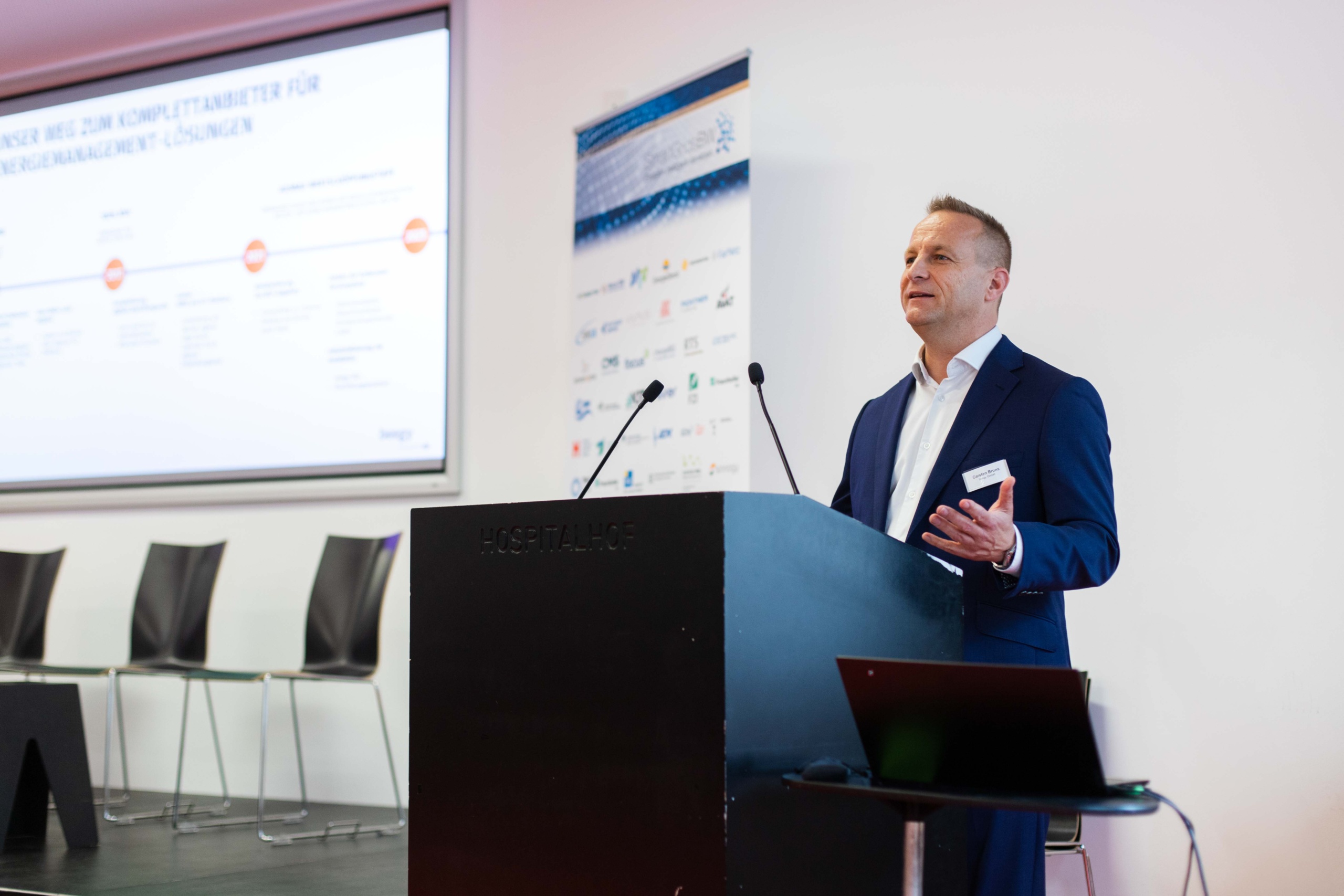 Foto: SmartGridsBW (Lea-Philine Beyer) Smart Grids-Gespräche zum Thema Resilienz: Wie wir kritische Infrastrukturen sichern können. Referent Carsten Bruns am Rednerpult.