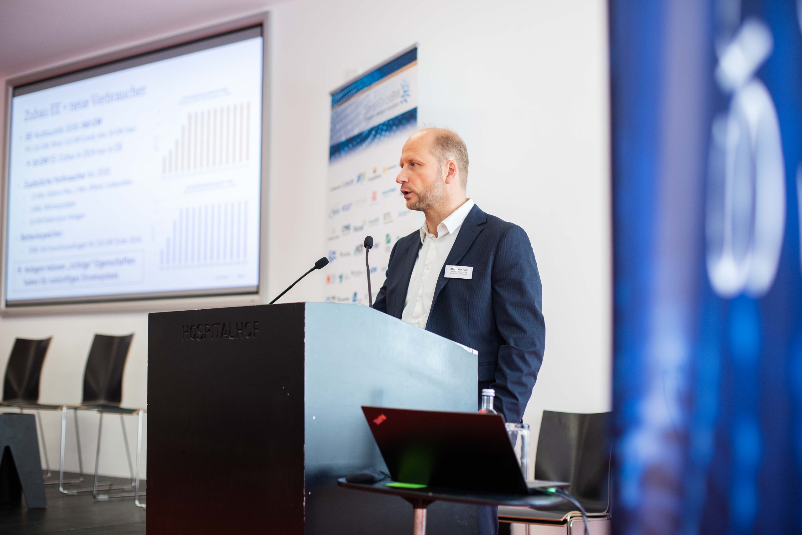 Foto: SmartGridsBW (Lea-Philine Beyer) Smart Grids-Gespräche zum Thema Resilienz: Wie wir kritische Infrastrukturen sichern können. Referent Alexander Folz am Rednerpult.