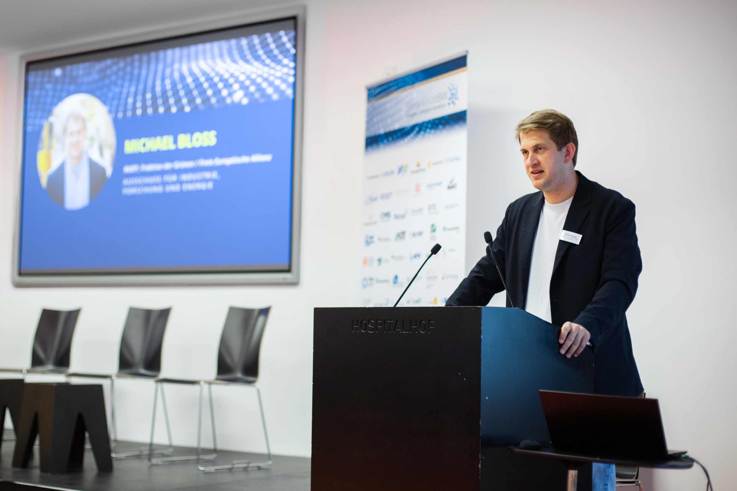 Foto: SmartGridsBW (Lea-Philine Beyer) Smart Grids-Gespräche zum Thema Resilienz: Wie wir kritische Infrastrukturen sichern können. Michael Bloss, Mitglied des Europäischen Parlaments, steht am Rednerpult.