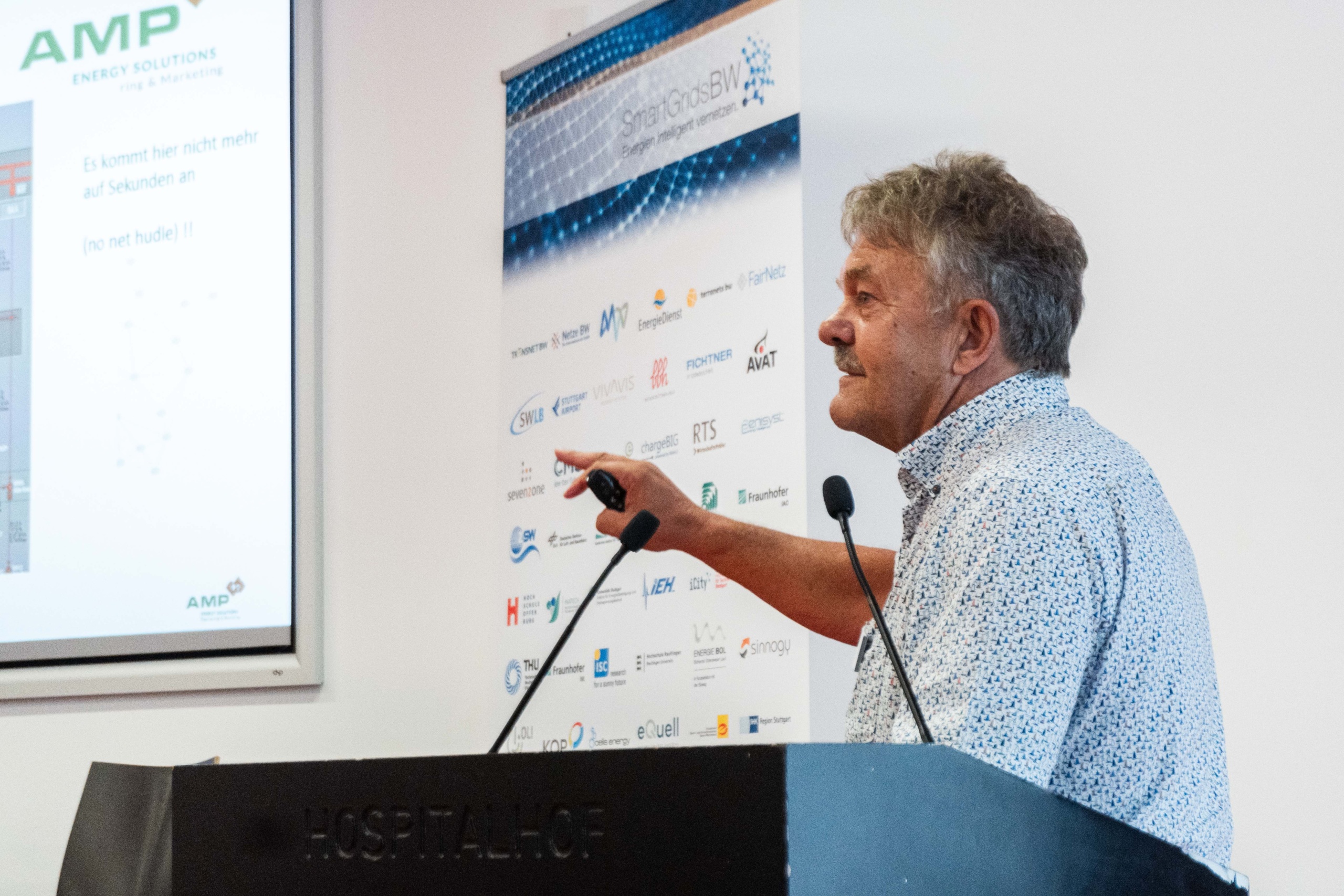 Foto: SmartGridsBW (Lea-Philine Beyer) Smart Grids-Gespräche zum Thema Resilienz: Wie wir kritische Infrastrukturen sichern können. Referent Peter Breuning am Rednerpult.