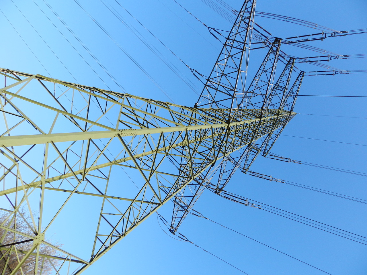 Strommast mit Stromleitungen aus der Bodenperspektive