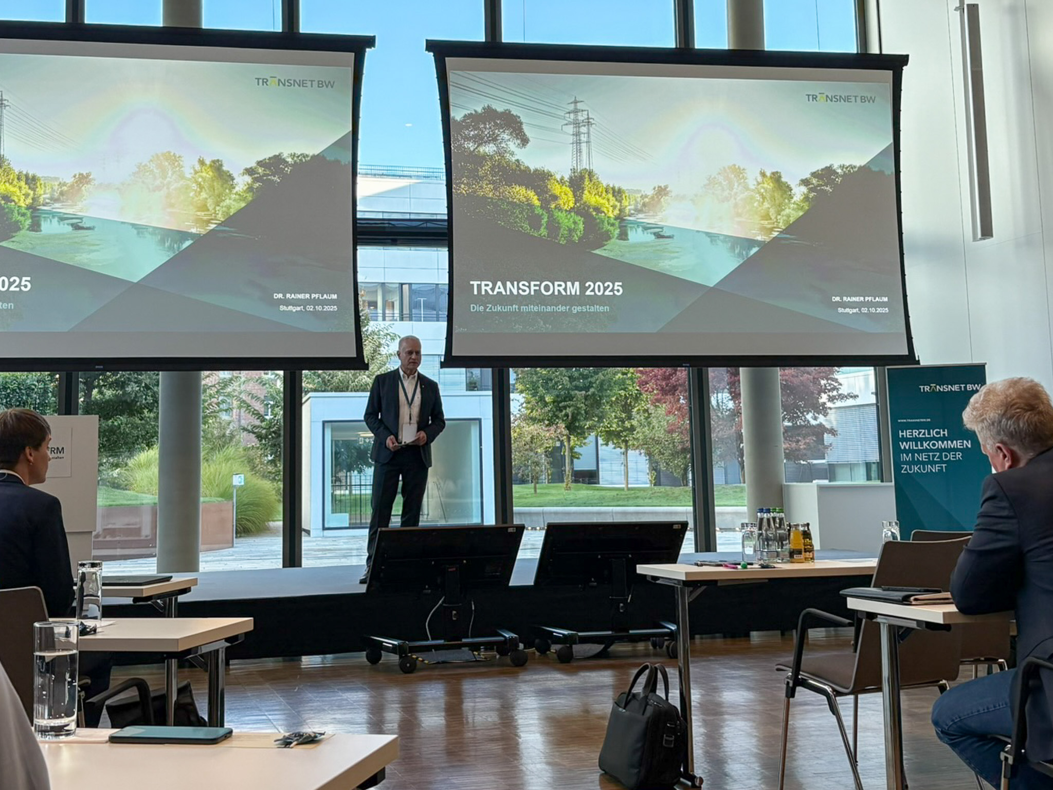 Referent hält Vortrag auf der Bühne der TRANSFORM 2025-Konferenz. (Vortrag über Energiespeicherlösungen bei TRANSFORM 2025)
