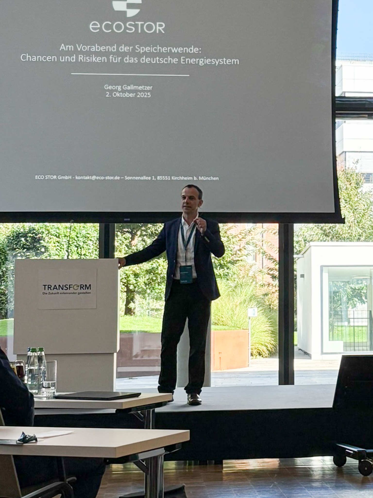Referent hält Vortrag zum Thema „ecostor“ auf der Bühne der TRANSFORM 2025-Konferenz. (Vortrag über Energiespeicherlösungen bei TRANSFORM 2025)