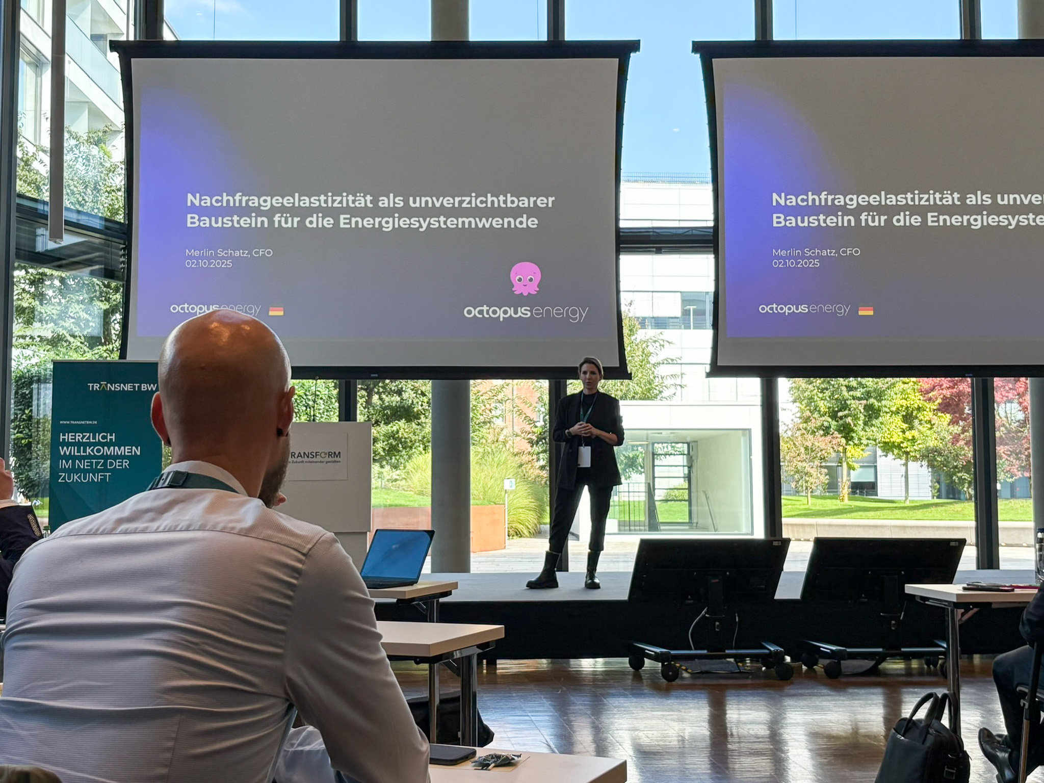 Präsentation zum Thema Nachhaltigkeit in der Energiewirtschaft vor dem Publikum bei TRANSFORM 2025.