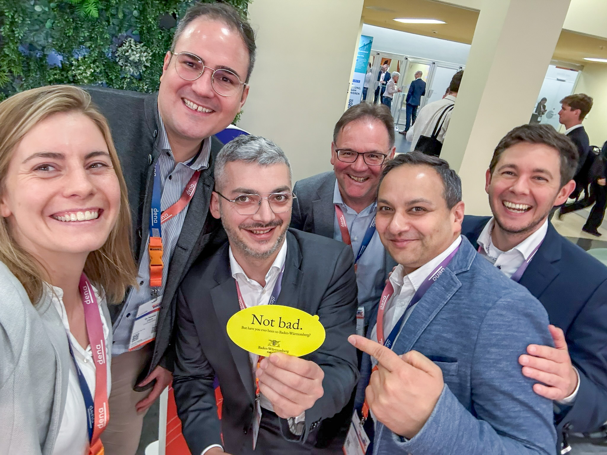 Teilnehmende verfolgen eine Fachsession beim dena Energiewende-Kongress 2025, einige nutzen Kopfhörer, eine Präsentation ist auf einem Bildschirm sichtbar.